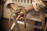 Bondage für kleines Budget: Kreative Ideen für fesselnde Erotik